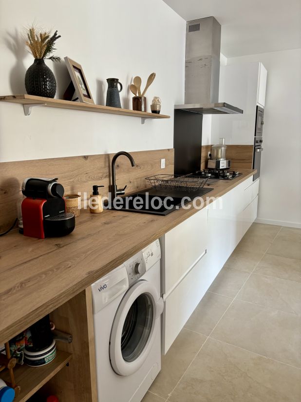 Photo 9 : CUISINE d'une maison située à La Flotte-en-Ré, île de Ré.