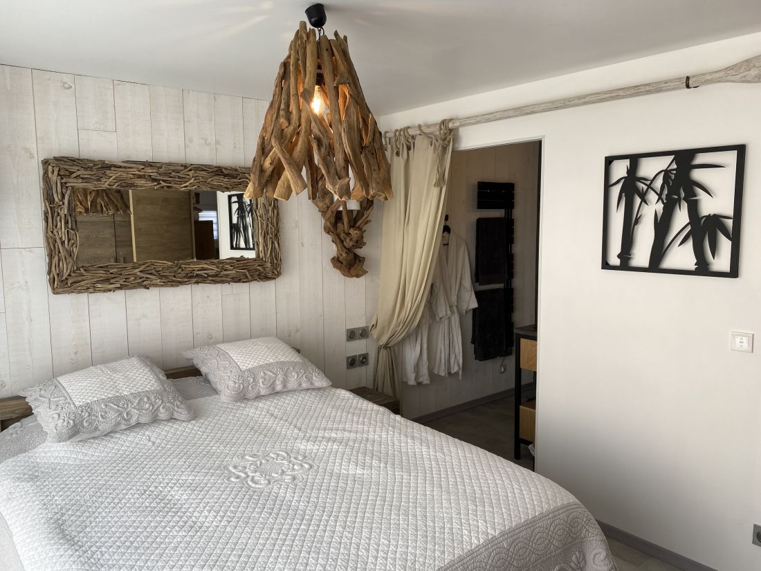 Photo 15 : CHAMBRE d'une maison située à Saint-Martin-de-Ré, île de Ré.