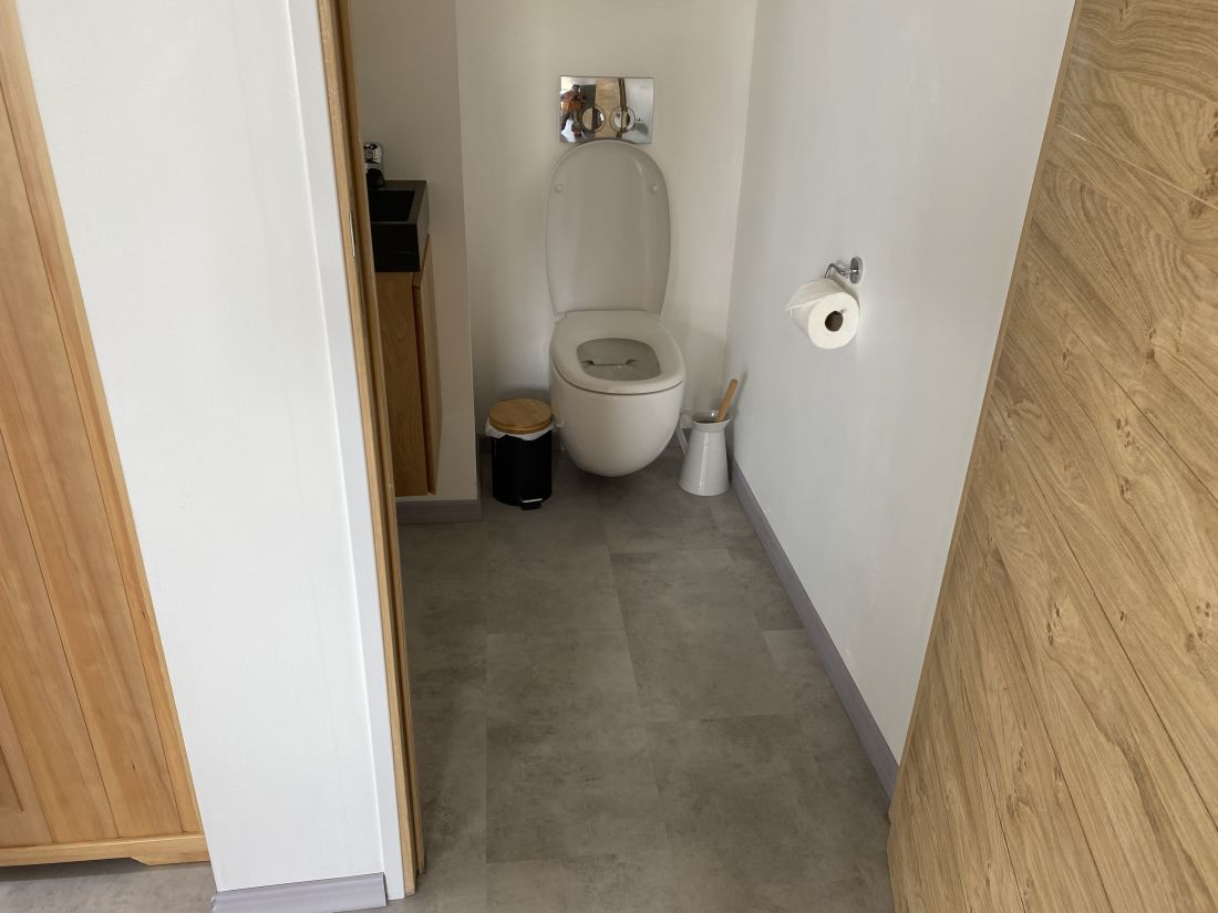 Photo 18 : WC d'une maison située à Saint-Martin-de-Ré, île de Ré.