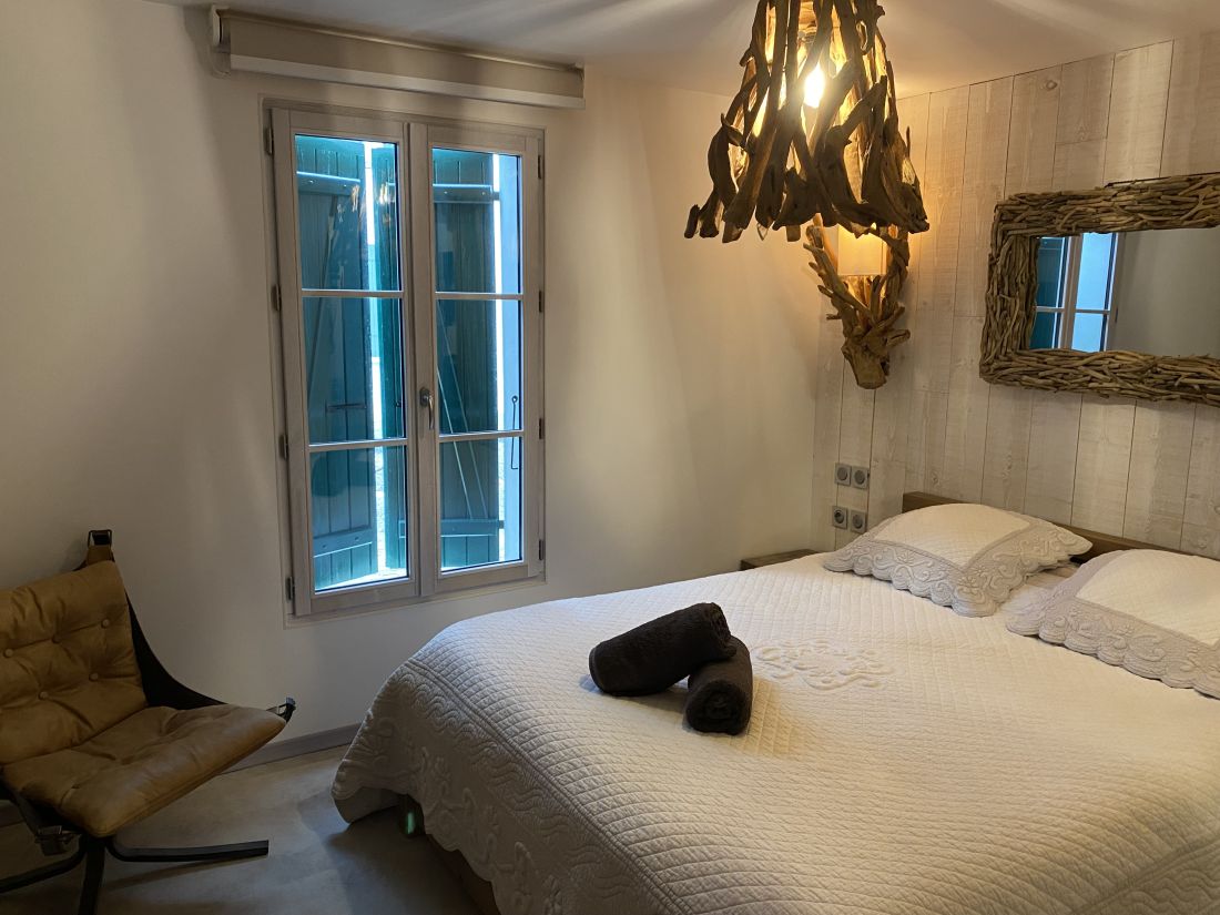 Photo 23 : CHAMBRE d'une maison située à Saint-Martin-de-Ré, île de Ré.