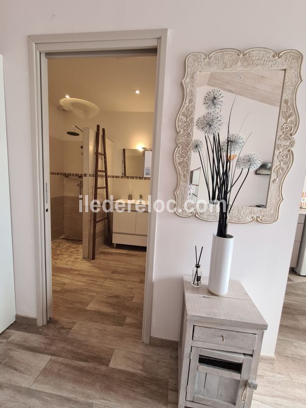 Photo 8 : SALLEDEBAIN d'une maison située à Le Bois-Plage-en-Ré, île de Ré.