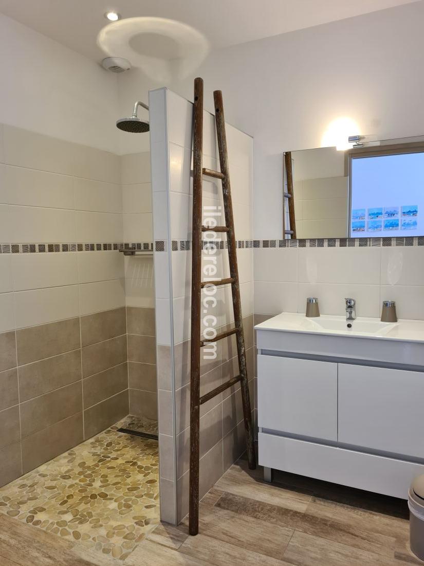 Photo 9 : SALLEDEBAIN d'une maison située à Le Bois-Plage-en-Ré, île de Ré.