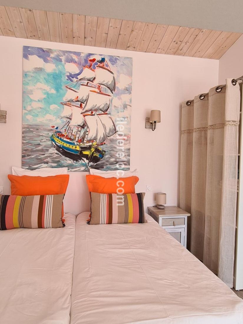 Photo 6 : CHAMBRE d'une maison située à Le Bois-Plage-en-Ré, île de Ré.