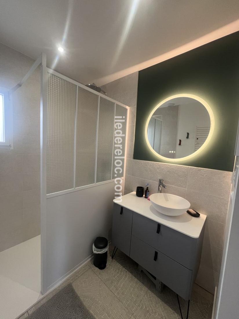 Photo 6 : SALLEDEBAIN d'une maison située à Loix, île de Ré.