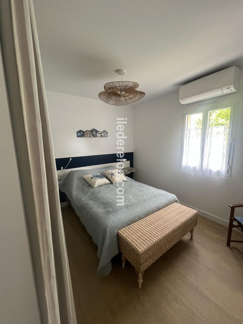 Photo 5 : CHAMBRE d'une maison située à Loix, île de Ré.