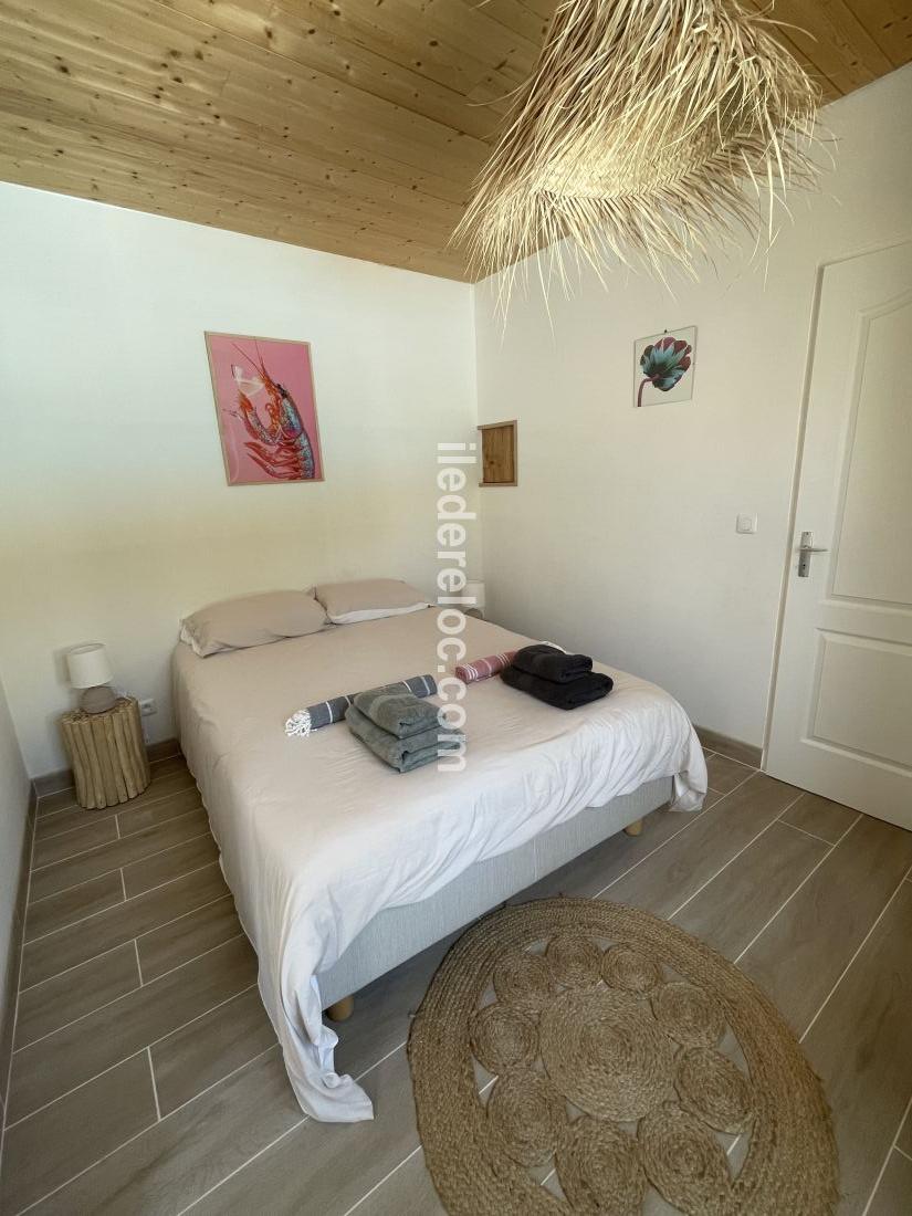Photo 9 : CHAMBRE d'une maison située à Rivedoux-Plage, île de Ré.