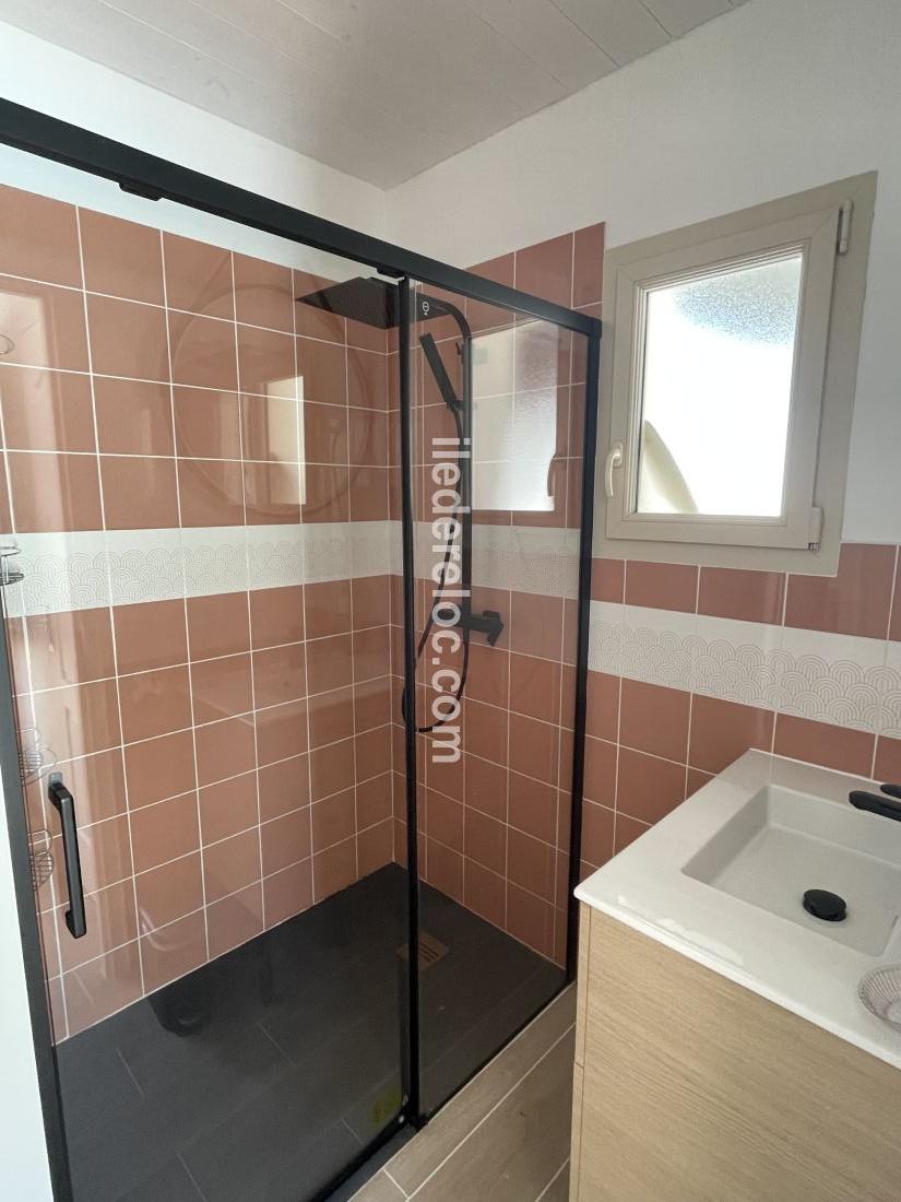 Photo 12 : SALLEDEBAIN d'une maison située à Rivedoux-Plage, île de Ré.