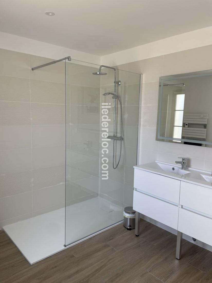Photo 19 : SALLEDEBAIN d'une maison située à Rivedoux-Plage, île de Ré.