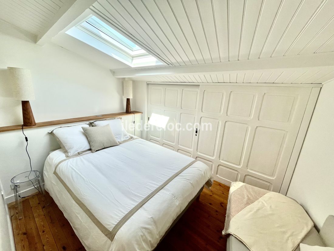 Photo 18 : CHAMBRE d'une maison située à Les Portes-en-Ré, île de Ré.