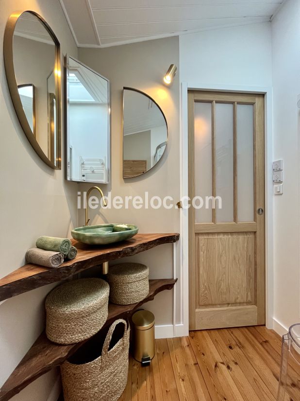 Photo 20 : SALLEDEBAIN d'une maison située à Les Portes-en-Ré, île de Ré.