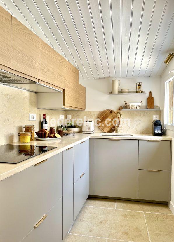 Photo 8 : CUISINE d'une maison située à Les Portes-en-Ré, île de Ré.