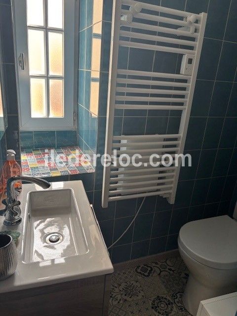 Photo 6 : SALLEDEBAIN d'une maison située à Saint-Martin-de-Ré, île de Ré.