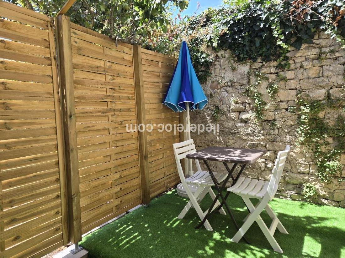 Photo 8 : TERRASSE d'une maison situ&eacute;e &agrave; Ars en R&eacute;, &icirc;le de R&eacute;.
