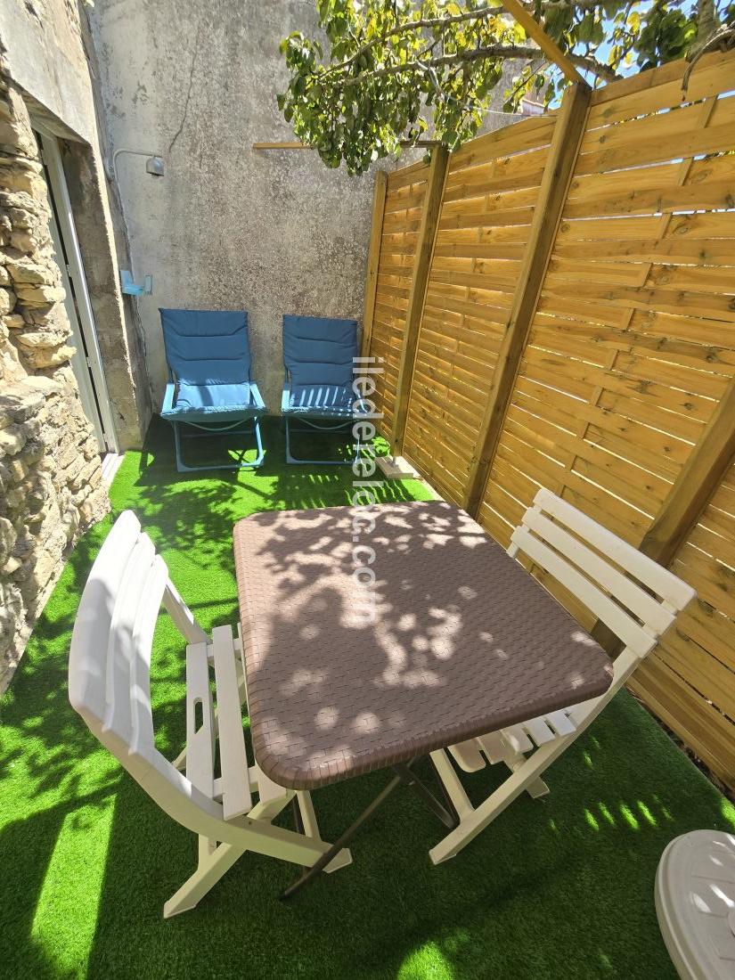 Photo 7 : TERRASSE d'une maison situ&eacute;e &agrave; Ars en R&eacute;, &icirc;le de R&eacute;.