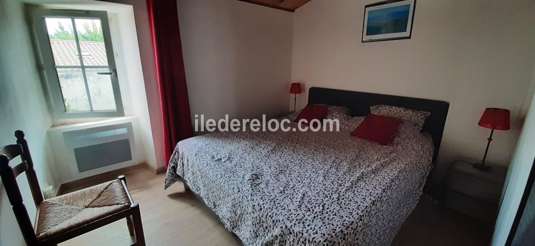 Photo 7 : CHAMBRE d'une maison situ&eacute;e &agrave; Ars en R&eacute;, &icirc;le de R&eacute;.