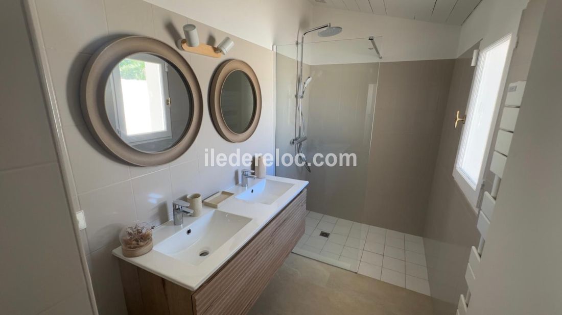 Photo 10 : SALLEDEBAIN d'une maison située à Les Portes-en-Ré, île de Ré.