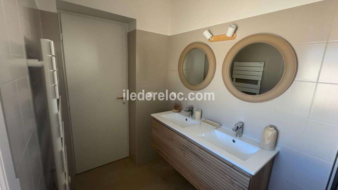 Photo 11 : SALLEDEBAIN d'une maison située à Les Portes-en-Ré, île de Ré.