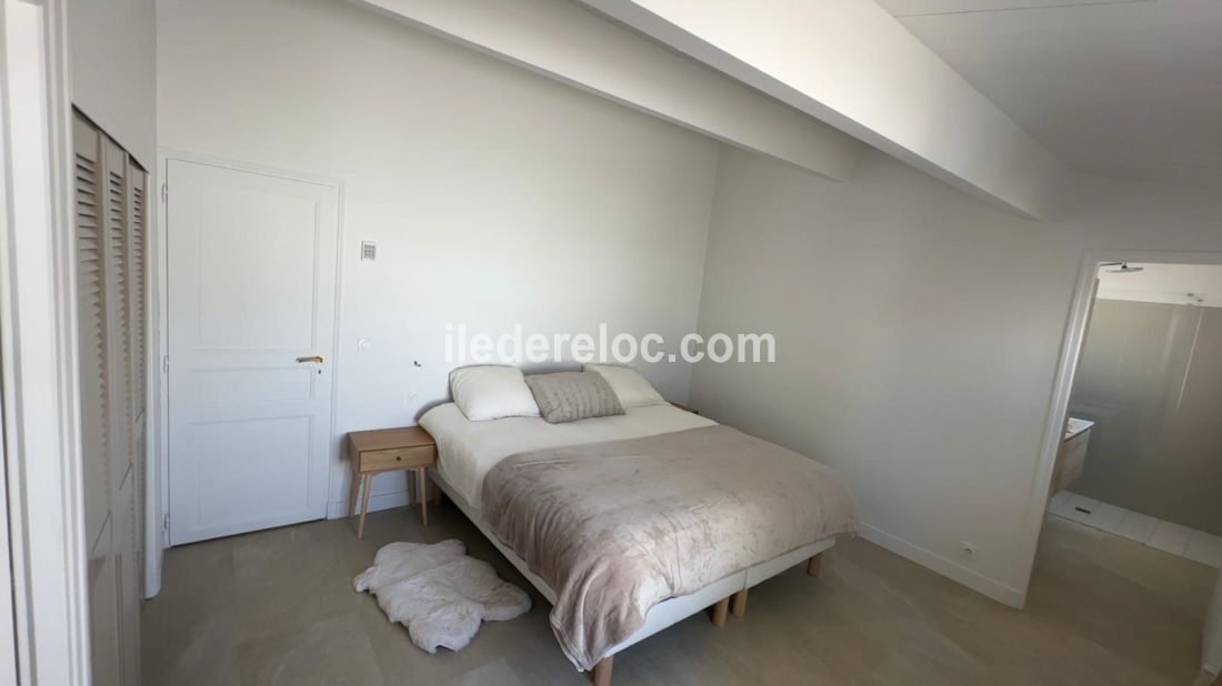 Photo 8 : CHAMBRE d'une maison située à Les Portes-en-Ré, île de Ré.