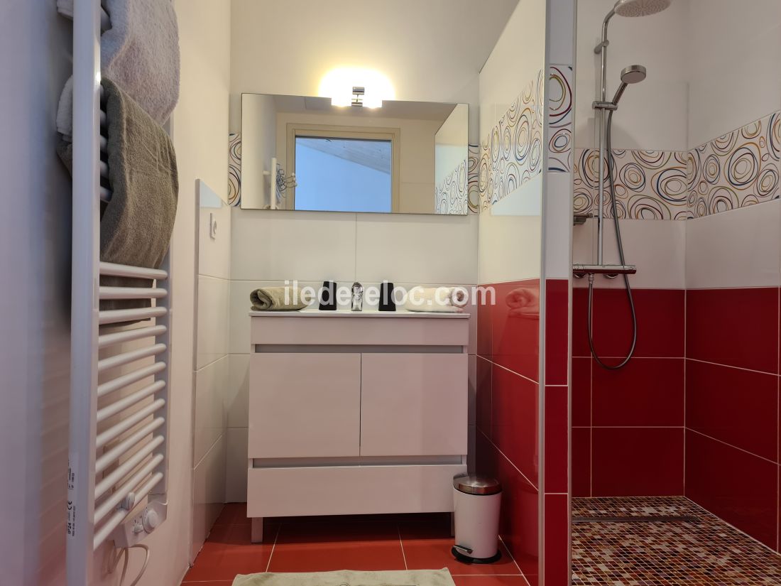 Photo 5 : SALLEDEBAIN d'une maison située à Le Bois-Plage-en-Ré, île de Ré.