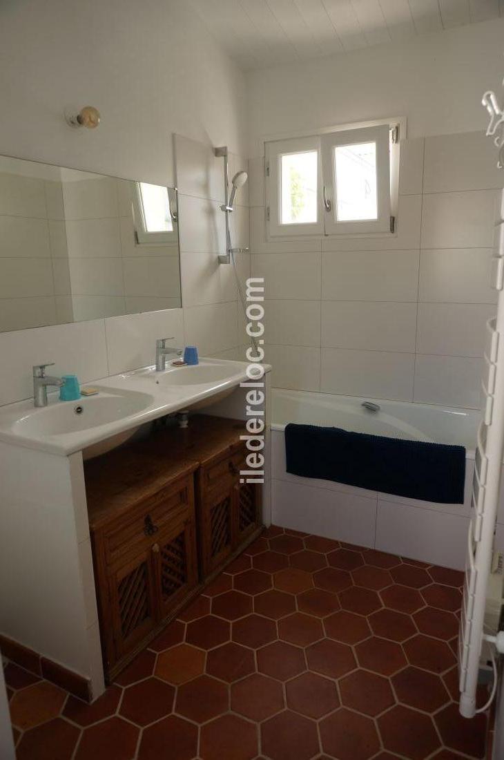 Photo 6 : SALLEDEBAIN d'une maison située à Loix, île de Ré.