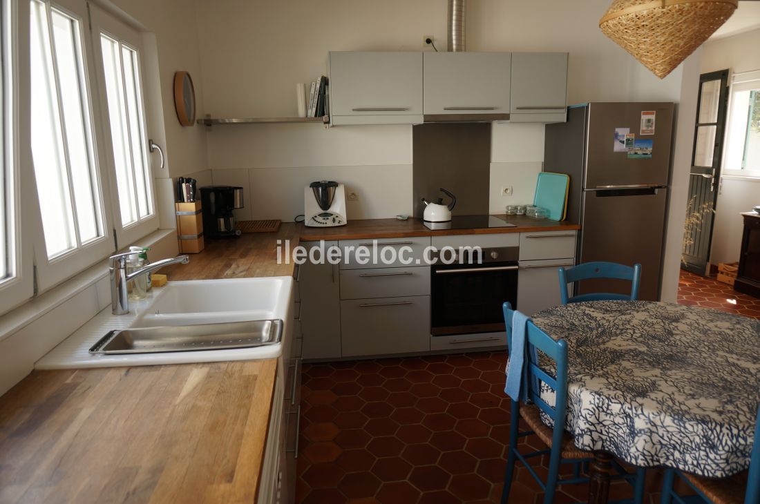 Photo 4 : CUISINE d'une maison située à Loix, île de Ré.