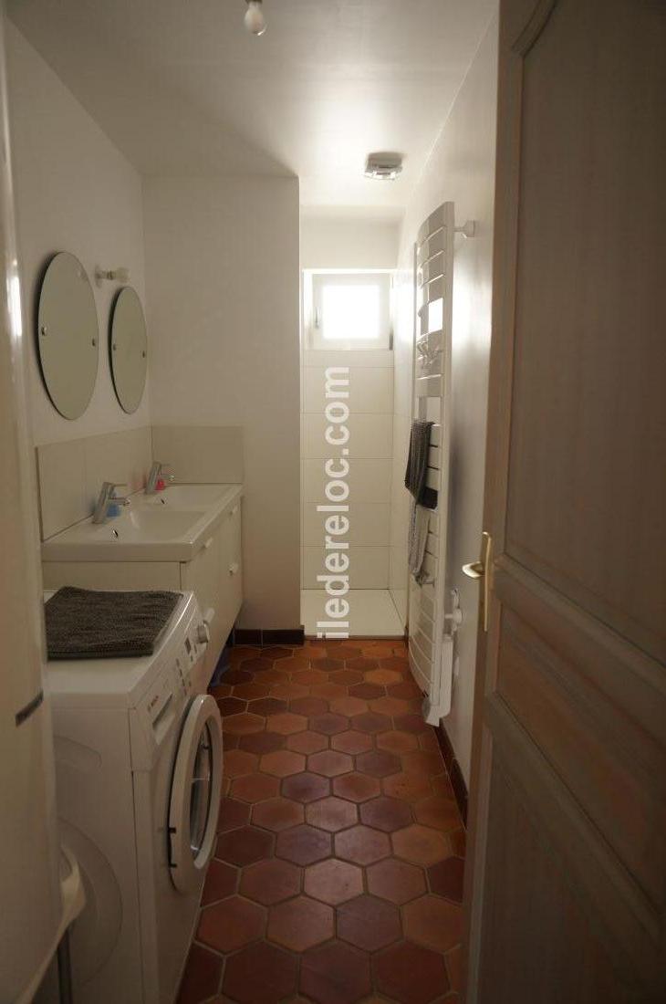 Photo 8 : SALLEDEBAIN d'une maison située à Loix, île de Ré.