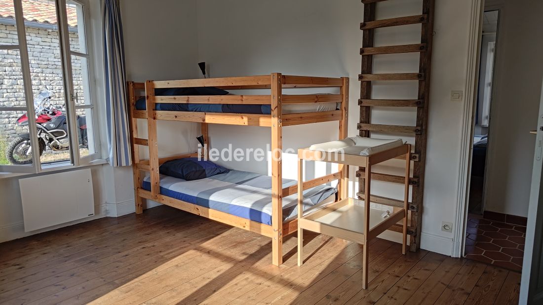Photo 9 : CHAMBRE d'une maison située à Loix, île de Ré.
