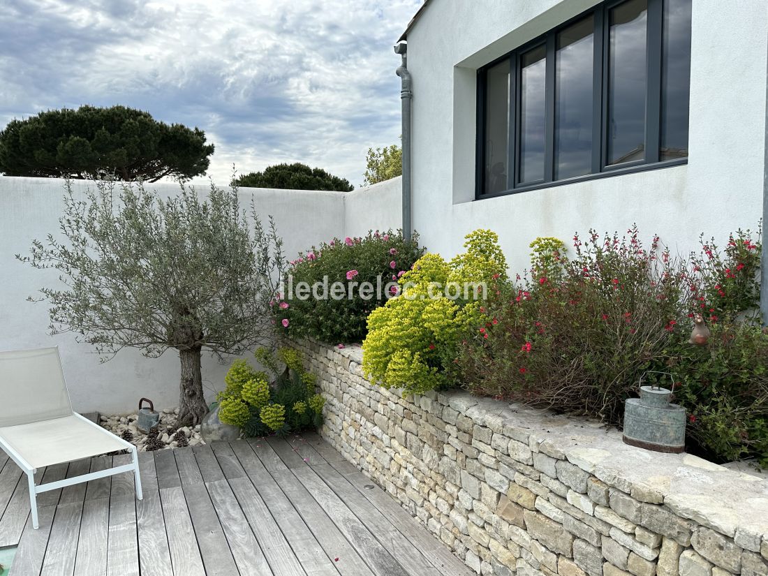 Photo 14 : TERRASSE d'une maison située à Loix, île de Ré.