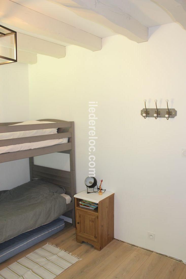 Photo 10 : CHAMBRE d'une maison située à Loix, île de Ré.