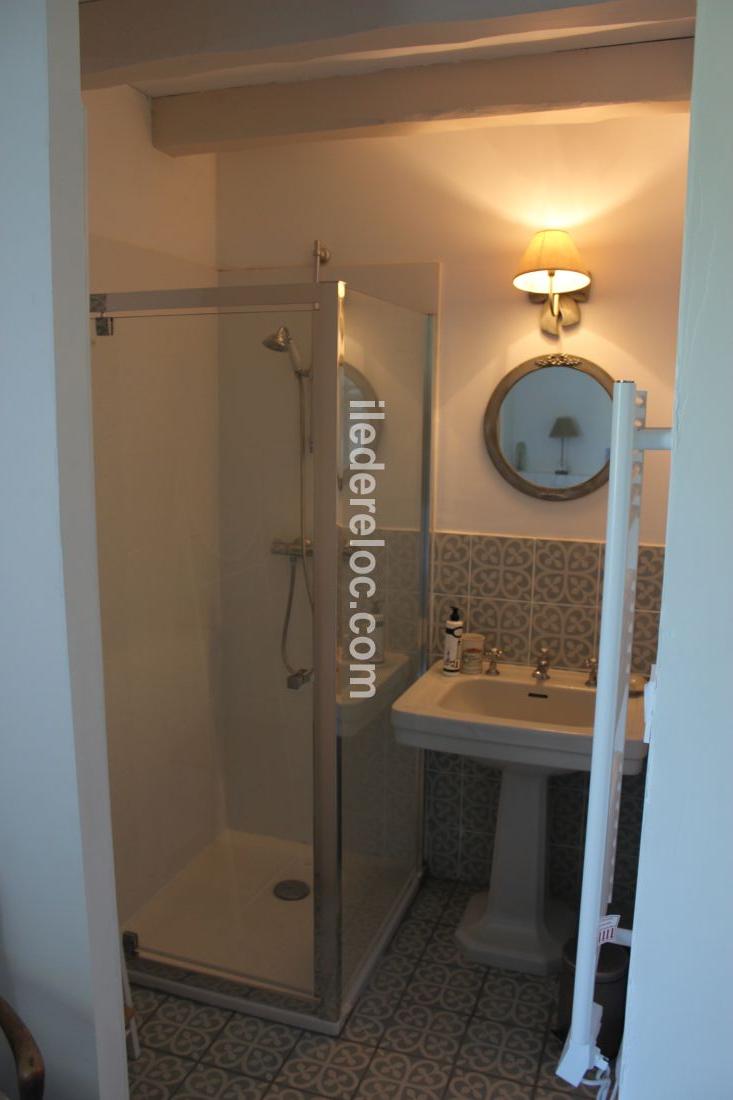 Photo 13 : SALLEDEBAIN d'une maison située à Loix, île de Ré.