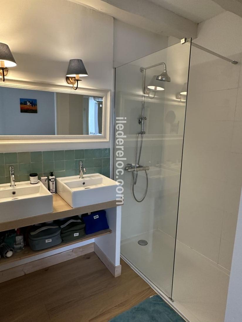 Photo 8 : SALLEDEBAIN d'une maison située à Loix, île de Ré.
