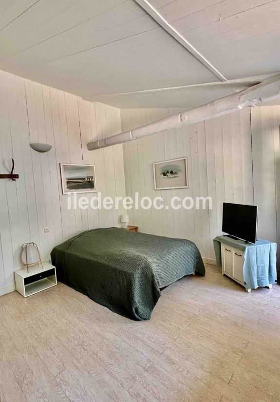 Photo 9 : CHAMBRE d'une maison située à Saint-Martin-de-Ré, île de Ré.