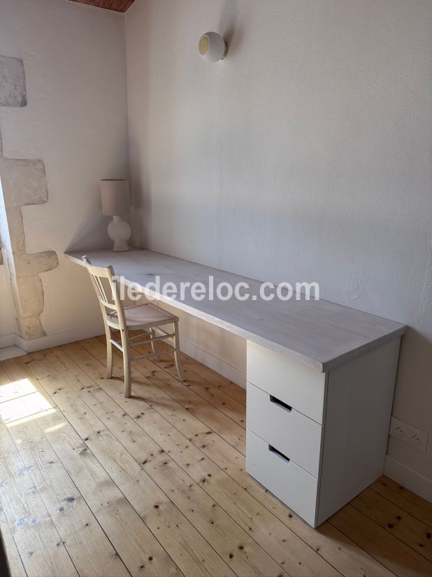 Photo 38 : CHAMBRE d'une maison située à Les Portes-en-Ré, île de Ré.