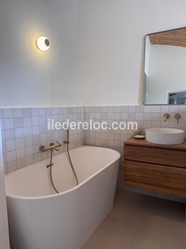 Photo 34 : SALLEDEBAIN d'une maison située à Les Portes-en-Ré, île de Ré.