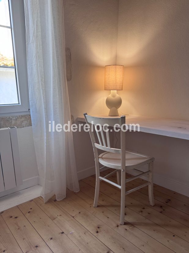 Photo 30 : CHAMBRE d'une maison située à Les Portes-en-Ré, île de Ré.