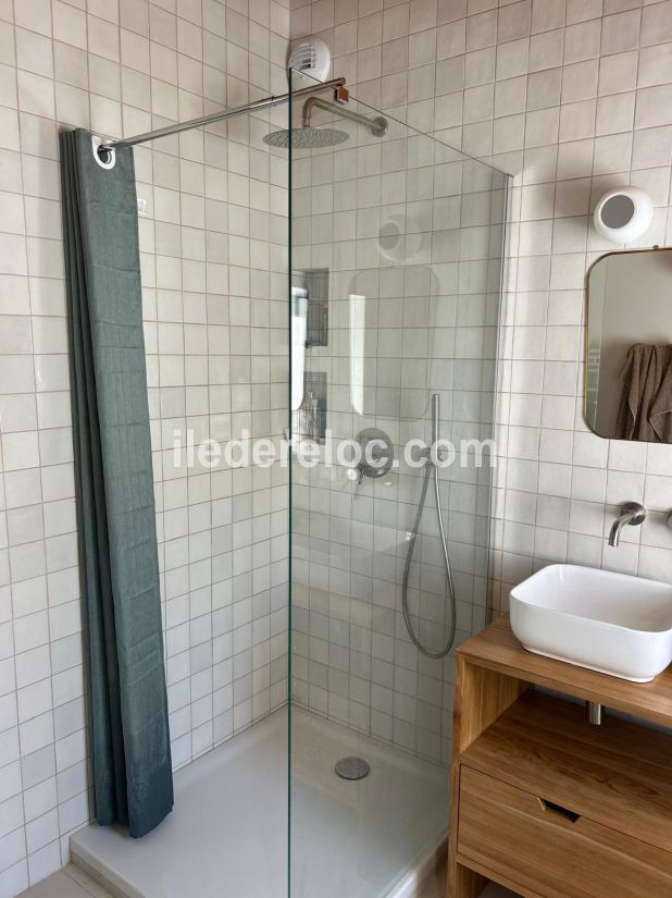 Photo 25 : SALLEDEBAIN d'une maison située à Les Portes-en-Ré, île de Ré.