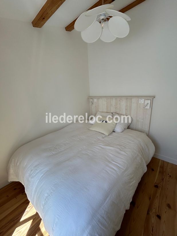 Photo 23 : CHAMBRE d'une maison située à Les Portes-en-Ré, île de Ré.