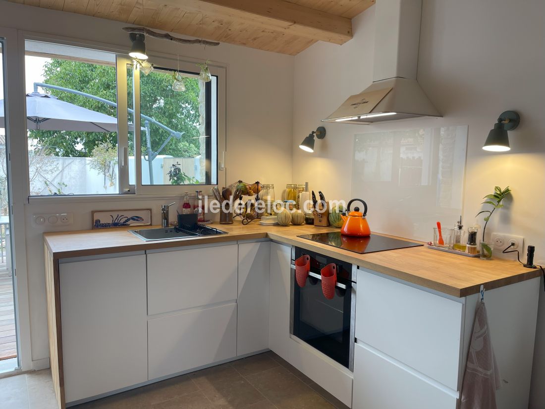 Photo 7 : CUISINE d'une maison située à Rivedoux-Plage, île de Ré.