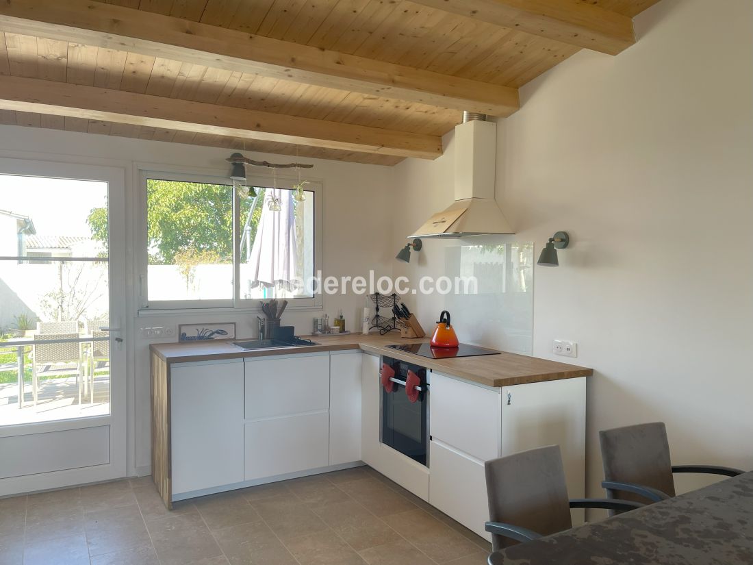 Photo 10 : CUISINE d'une maison située à Rivedoux-Plage, île de Ré.