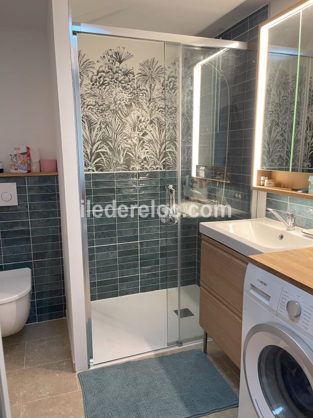 Photo 9 : SALLEDEBAIN d'une maison située à Rivedoux-Plage, île de Ré.