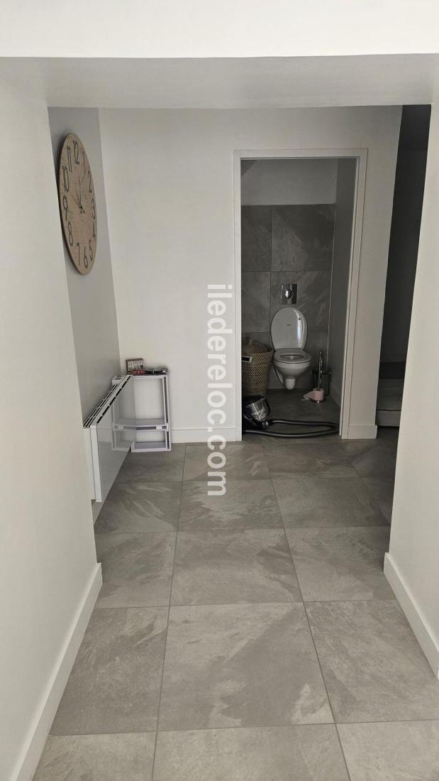 Photo 18 : WC d'une maison située à Ars en Ré, île de Ré.