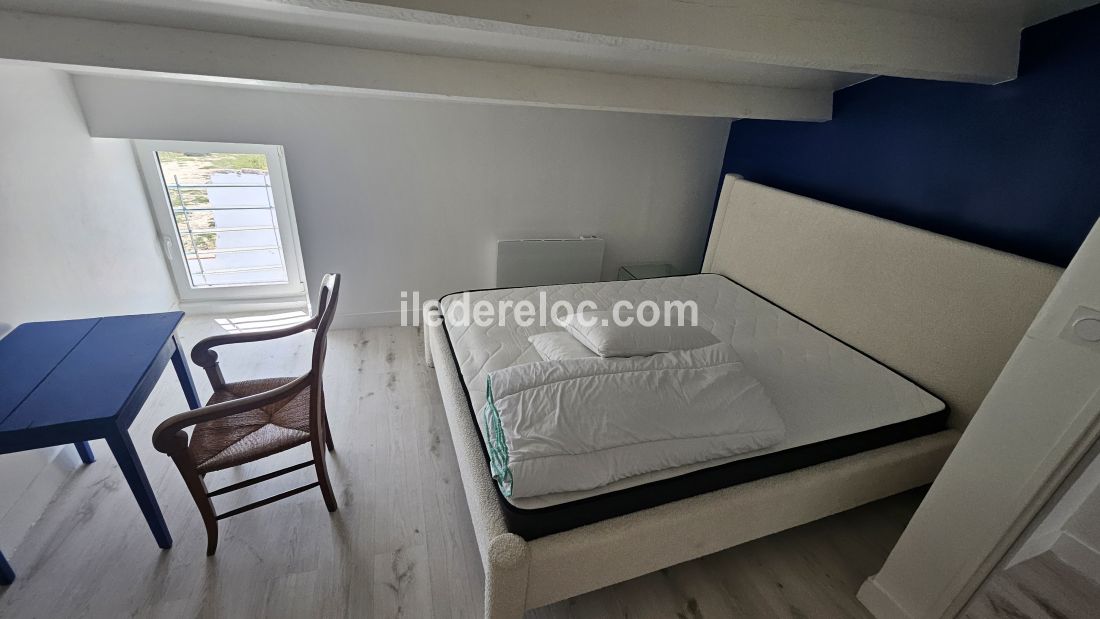 Photo 9 : CHAMBRE d'une maison située à Ars en Ré, île de Ré.