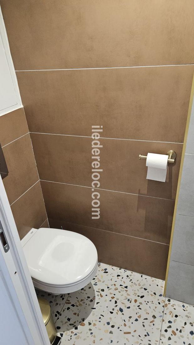 Photo 8 : WC d'une maison située à Ars en Ré, île de Ré.