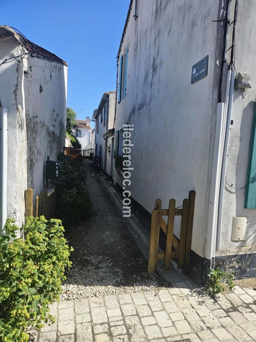 Photo 17 : EXTERIEUR d'une maison située à Ars en Ré, île de Ré.
