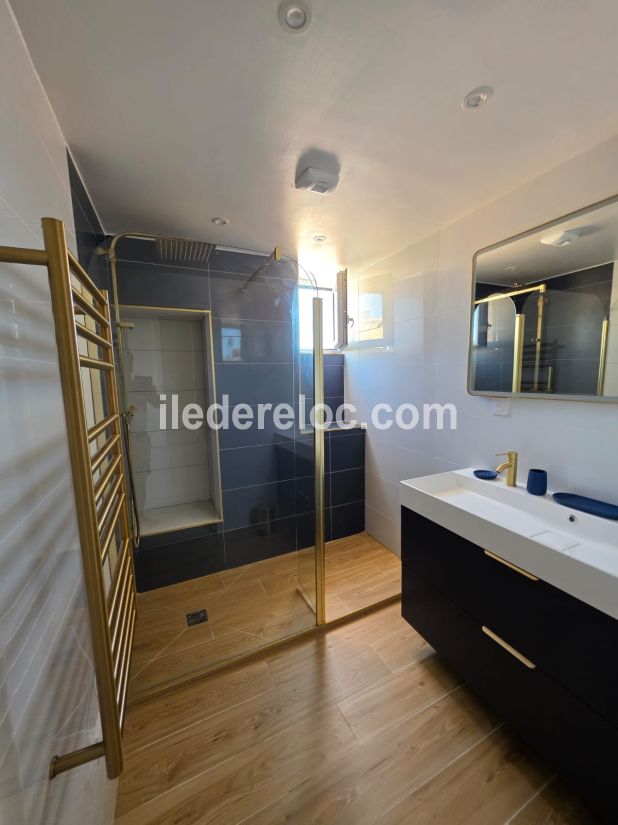 Photo 5 : SALLEDEBAIN d'une maison située à Ars en Ré, île de Ré.
