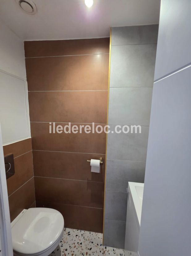 Photo 13 : WC d'une maison située à Ars en Ré, île de Ré.