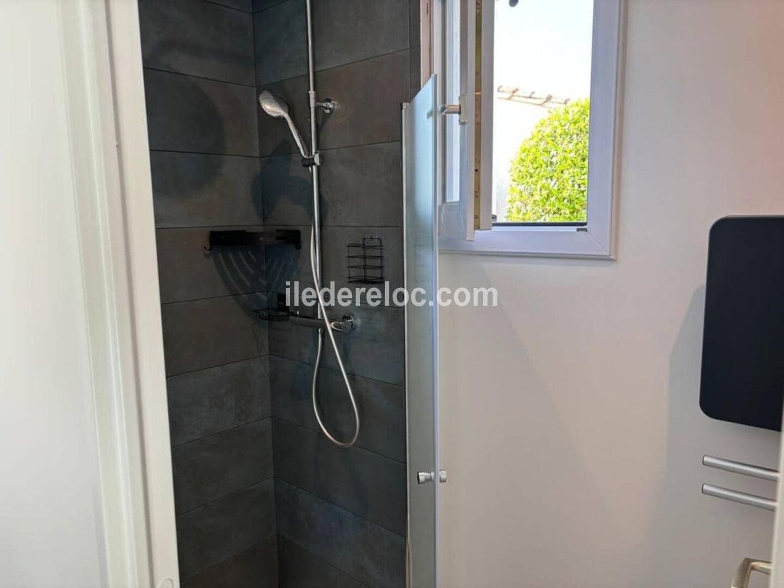 Photo 18 : SALLEDEBAIN d'une maison située à Le Bois-Plage-en-Ré, île de Ré.