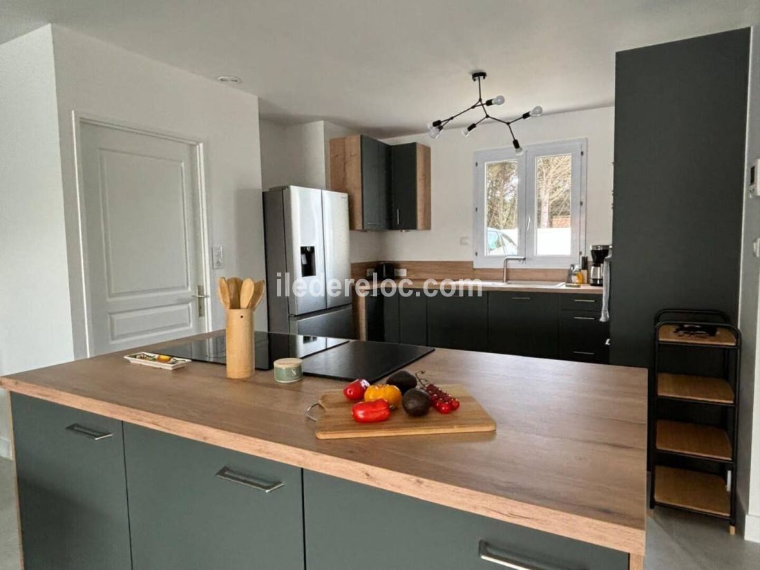 Photo 9 : CUISINE d'une maison située à Le Bois-Plage-en-Ré, île de Ré.