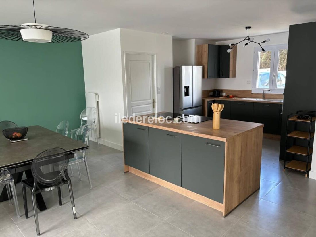 Photo 10 : CUISINE d'une maison située à Le Bois-Plage-en-Ré, île de Ré.