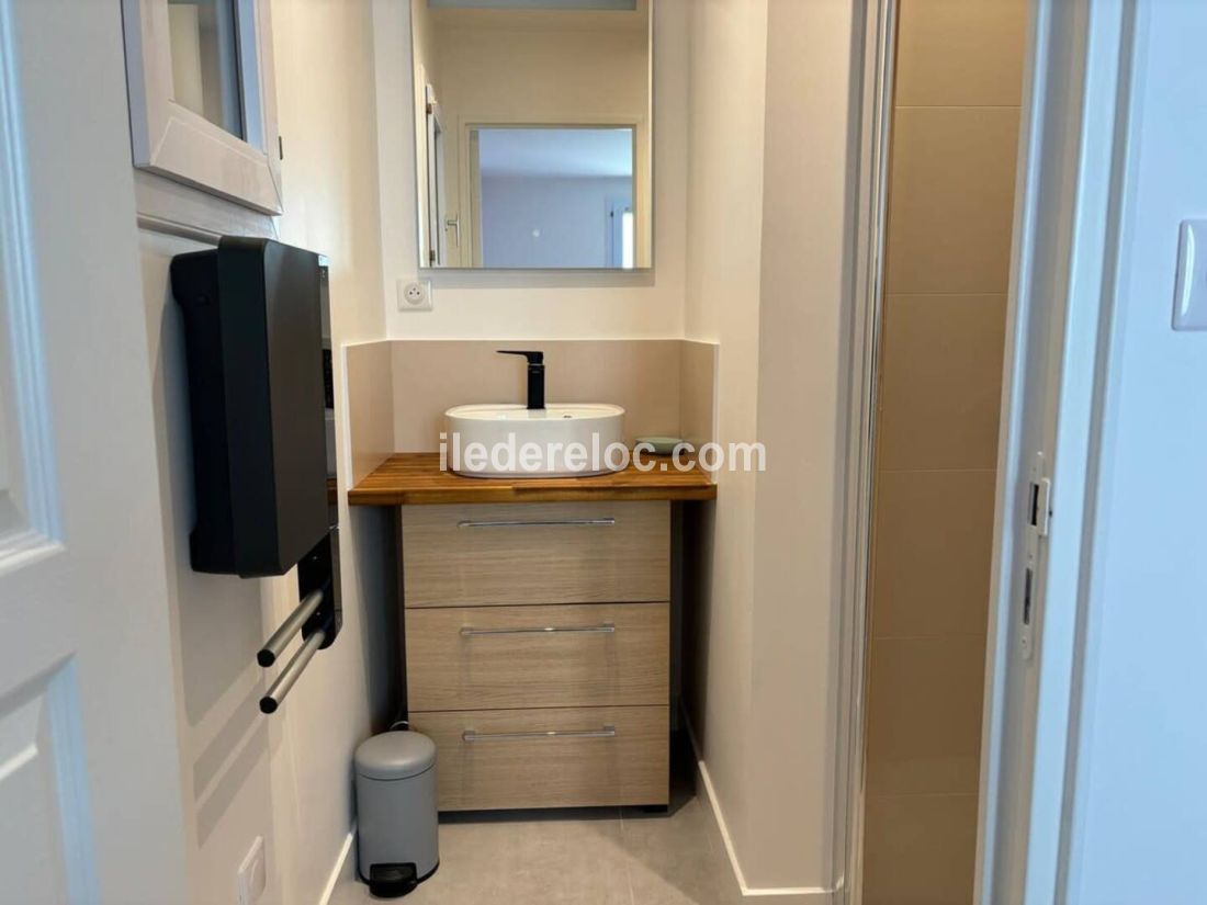 Photo 17 : SALLEDEBAIN d'une maison située à Le Bois-Plage-en-Ré, île de Ré.